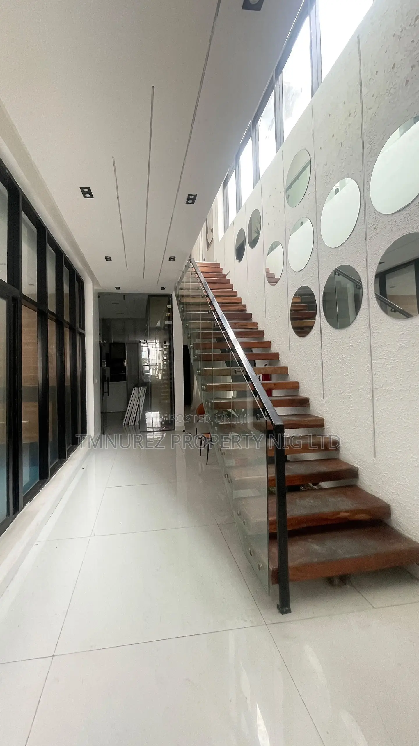 5bdrm Duplex in Chevron for sale