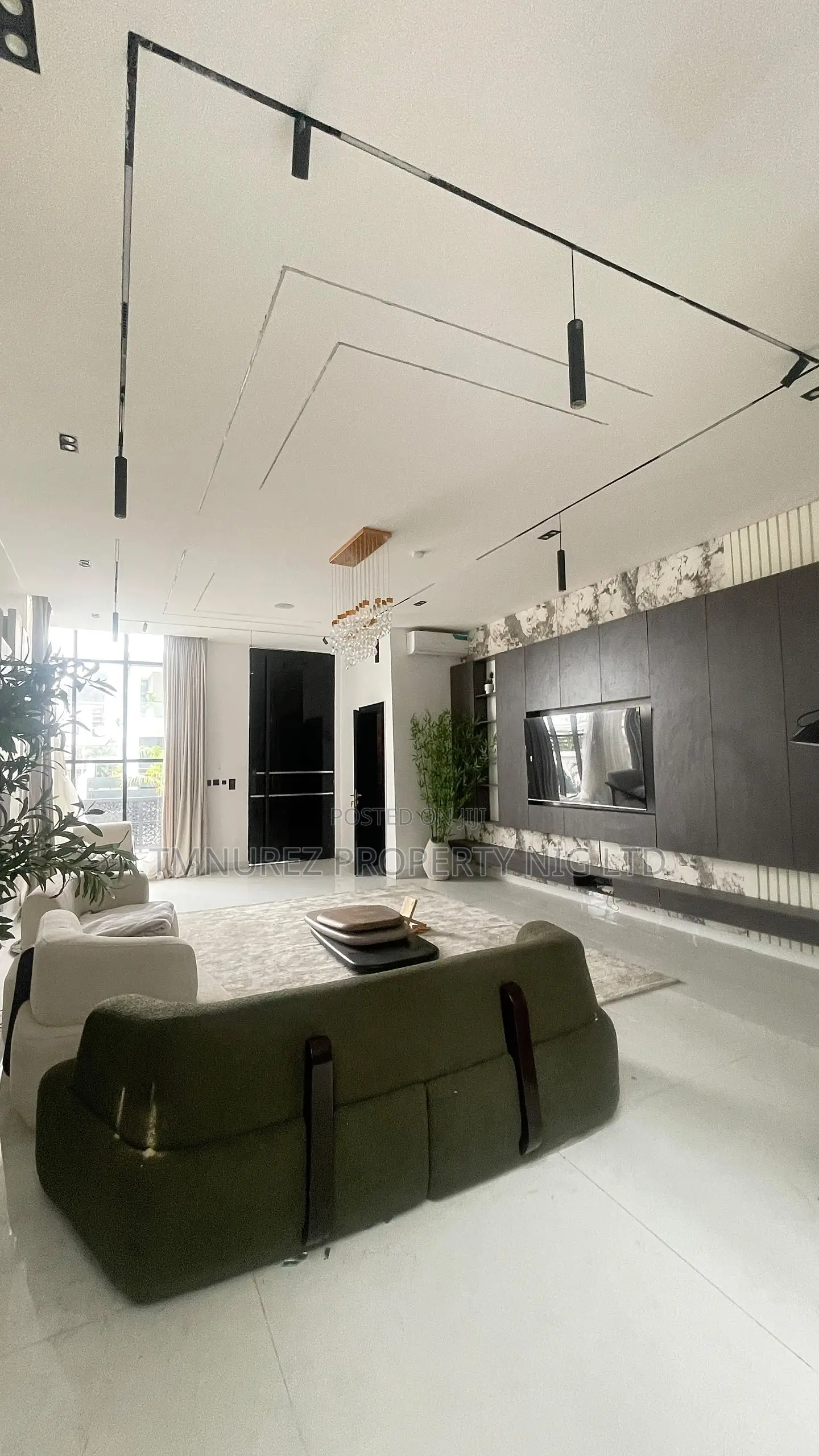 5bdrm Duplex in Chevron for sale