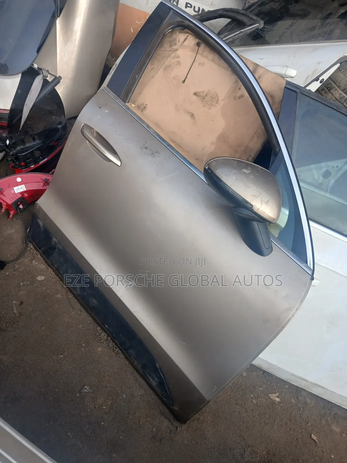 Door Porsche Macan
