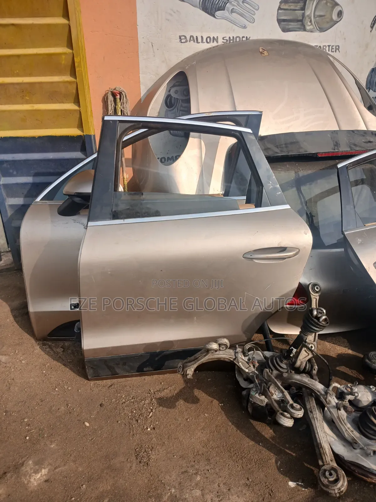 Door Porsche Macan