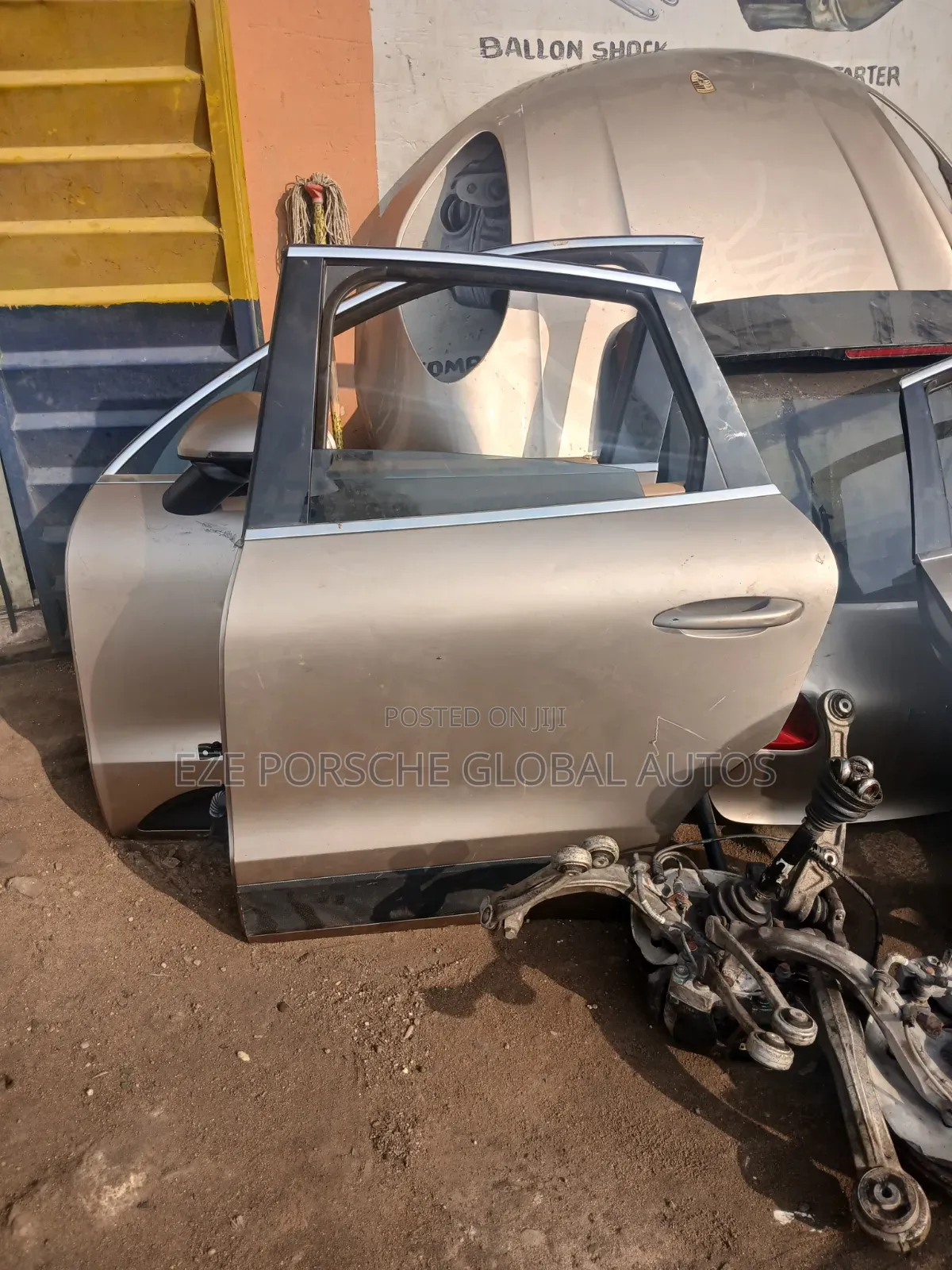 Door Porsche Macan