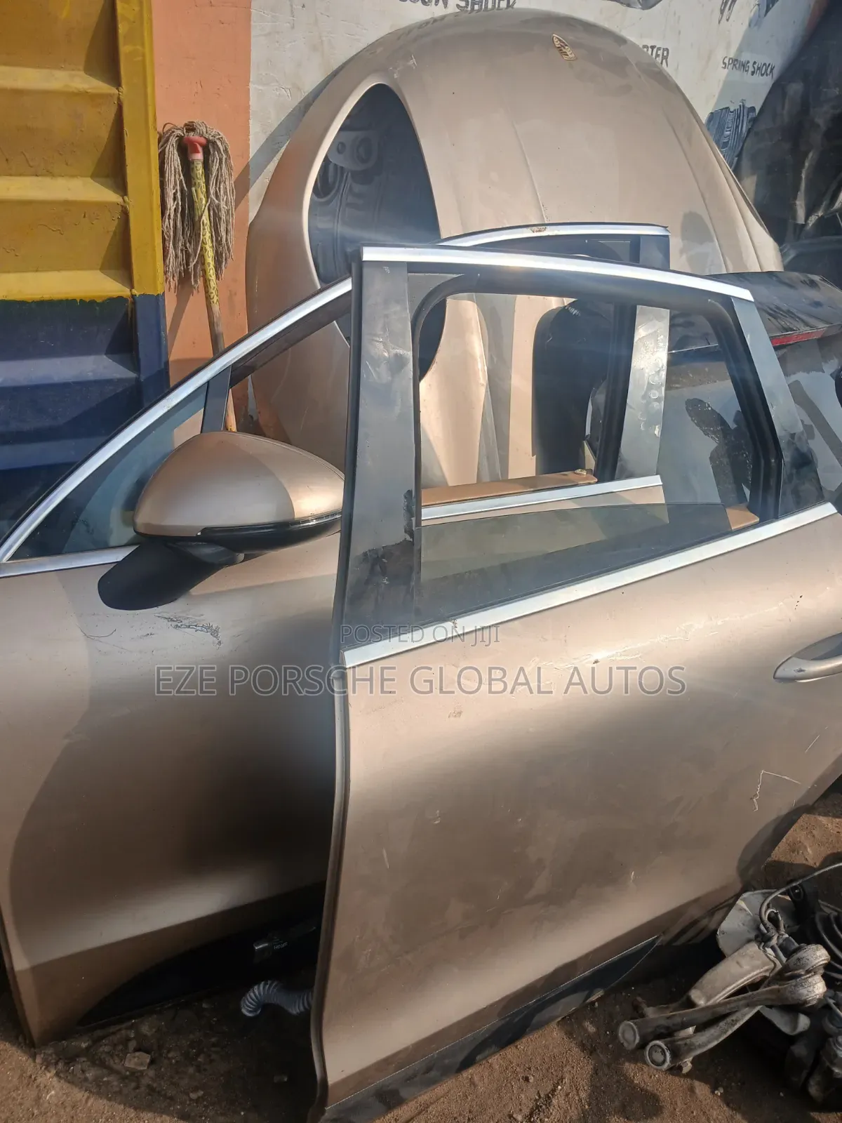 Door Porsche Macan