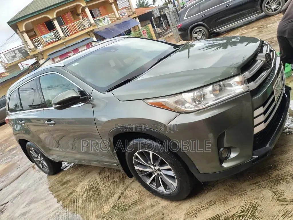 Toyota Highlander XLE 4x2 V6 (3.5L 6cyl 8A) 2018 Green