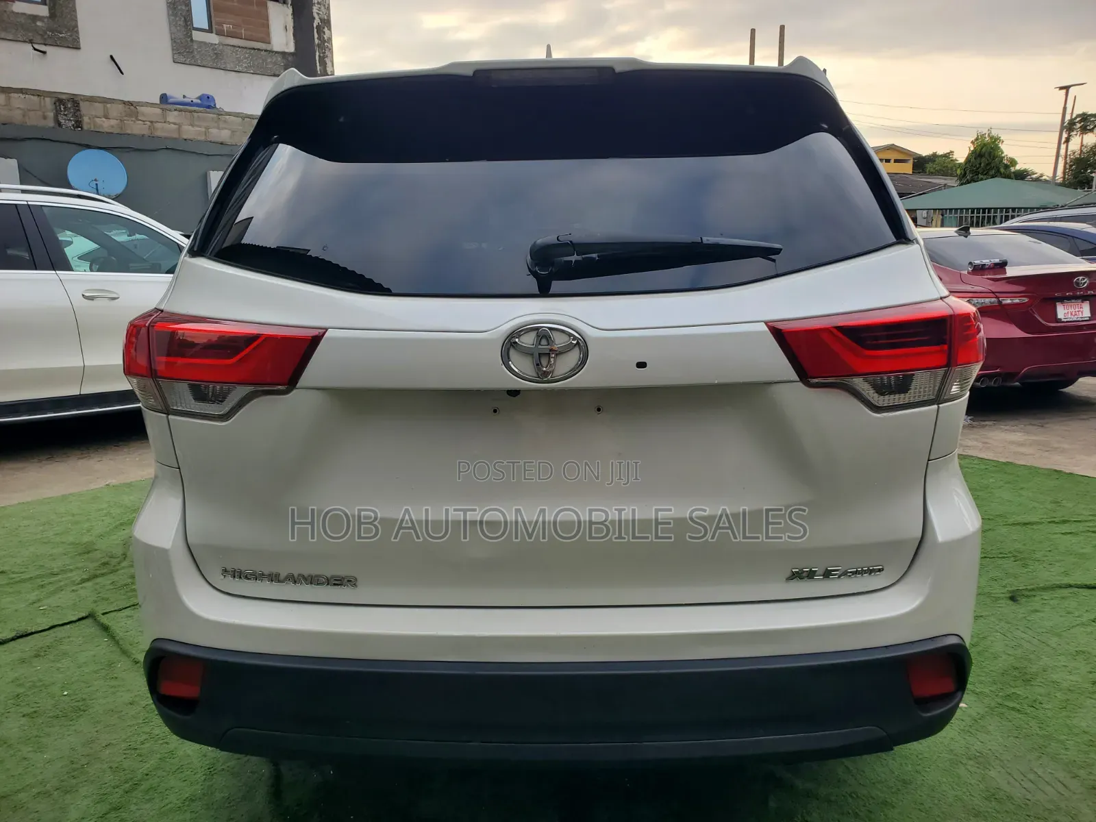 Toyota Highlander XLE 4x4 V6 (3.5L 6cyl 8A) 2018 White