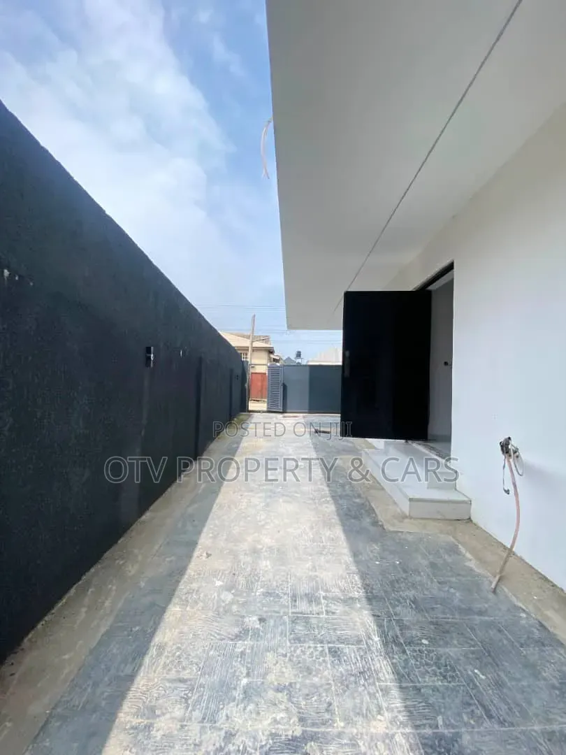 5bdrm Duplex in Ologolo for sale
