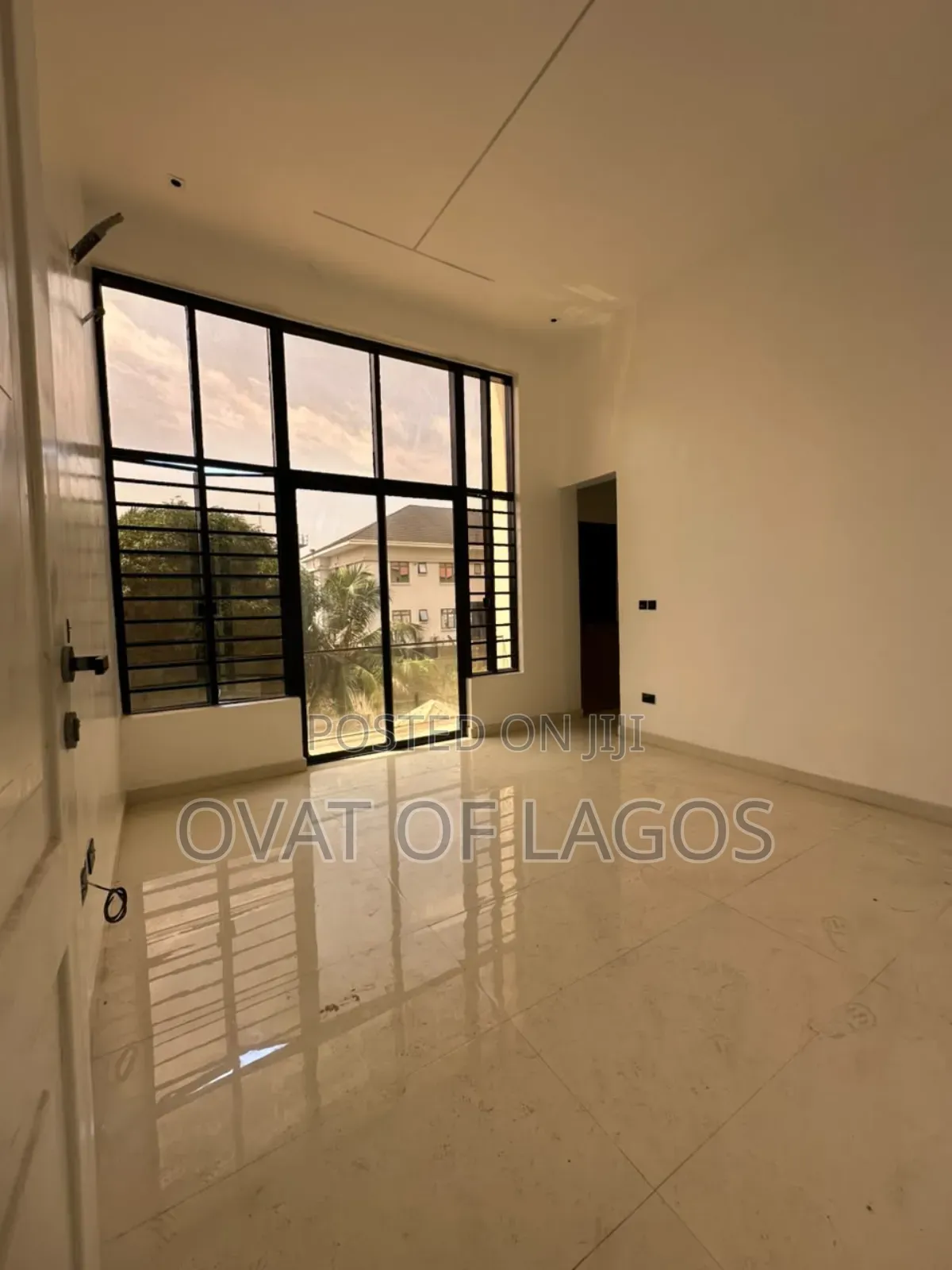 3bdrm Apartment in Lekki Phase 1 for sale