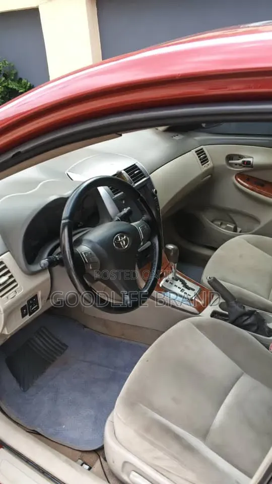 Toyota Corolla Base 4dr Sedan (1.8L 4cyl 5M) 2010 Red