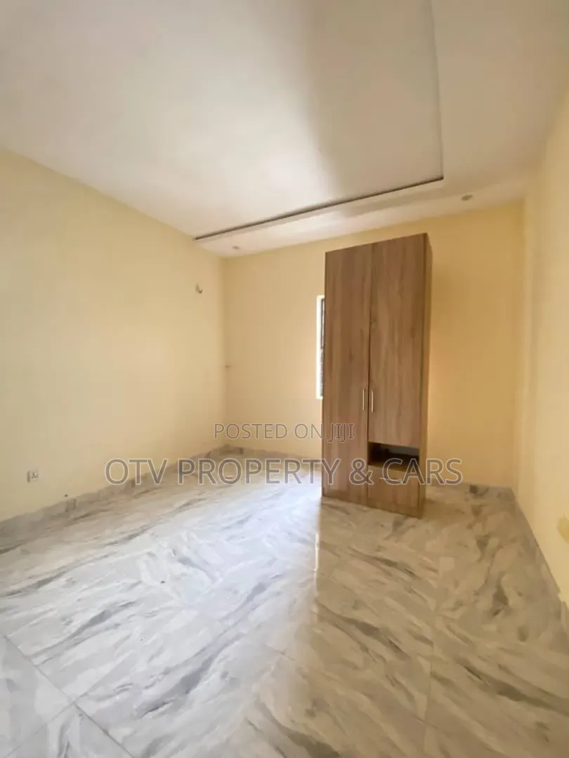 5bdrm Duplex in Idado for sale