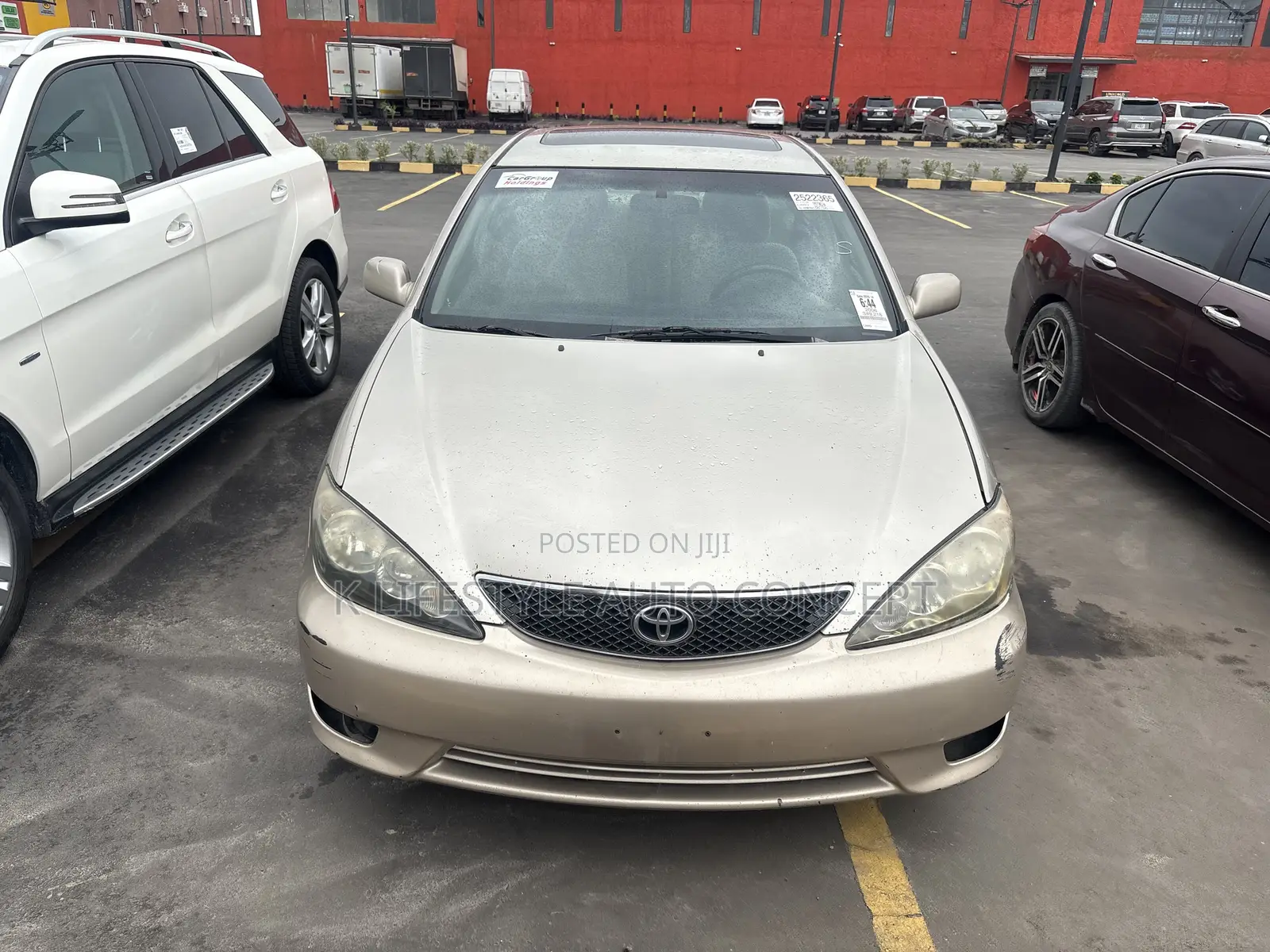 Toyota Camry SE 2026 Gold