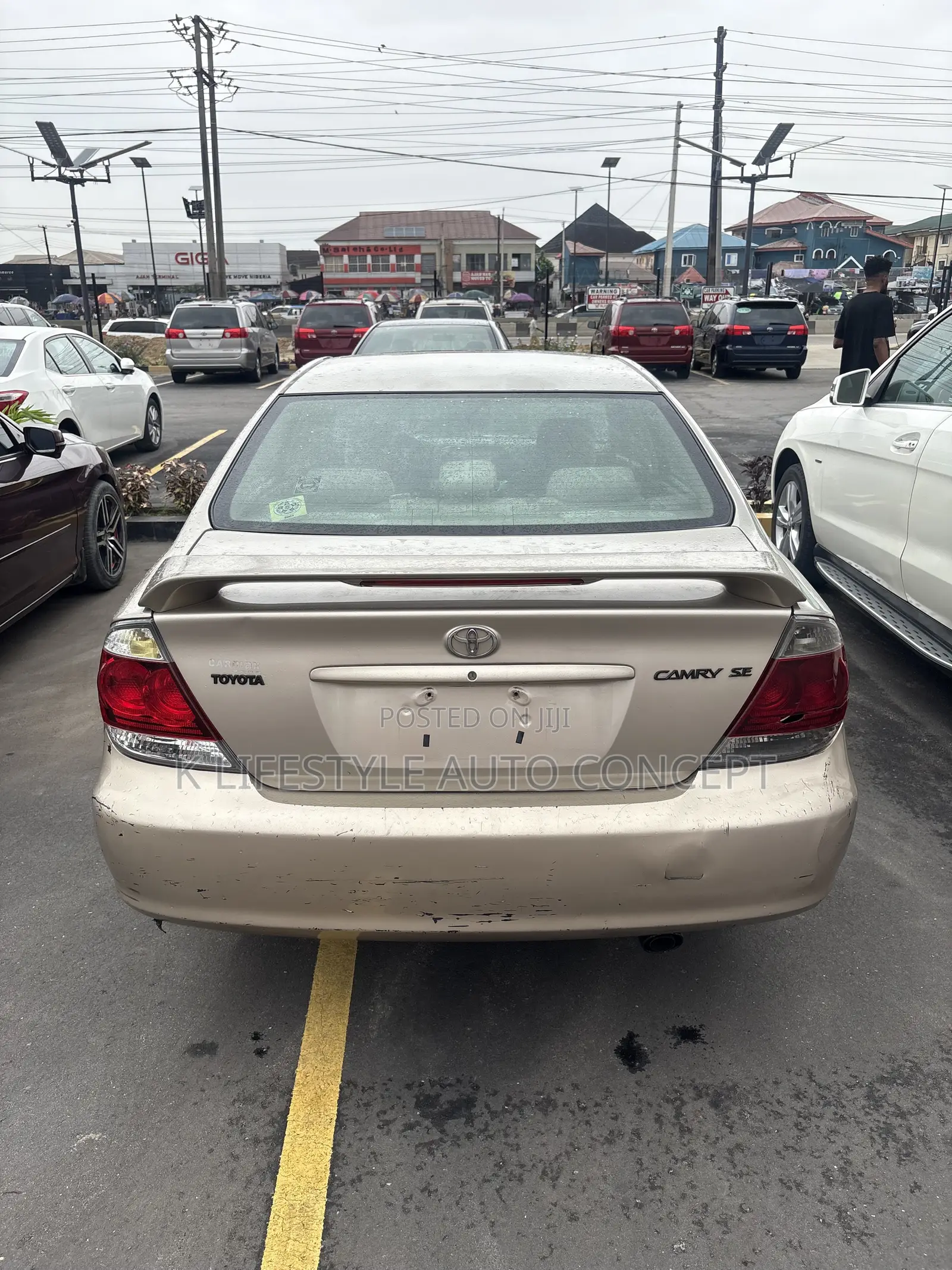 Toyota Camry SE 2026 Gold