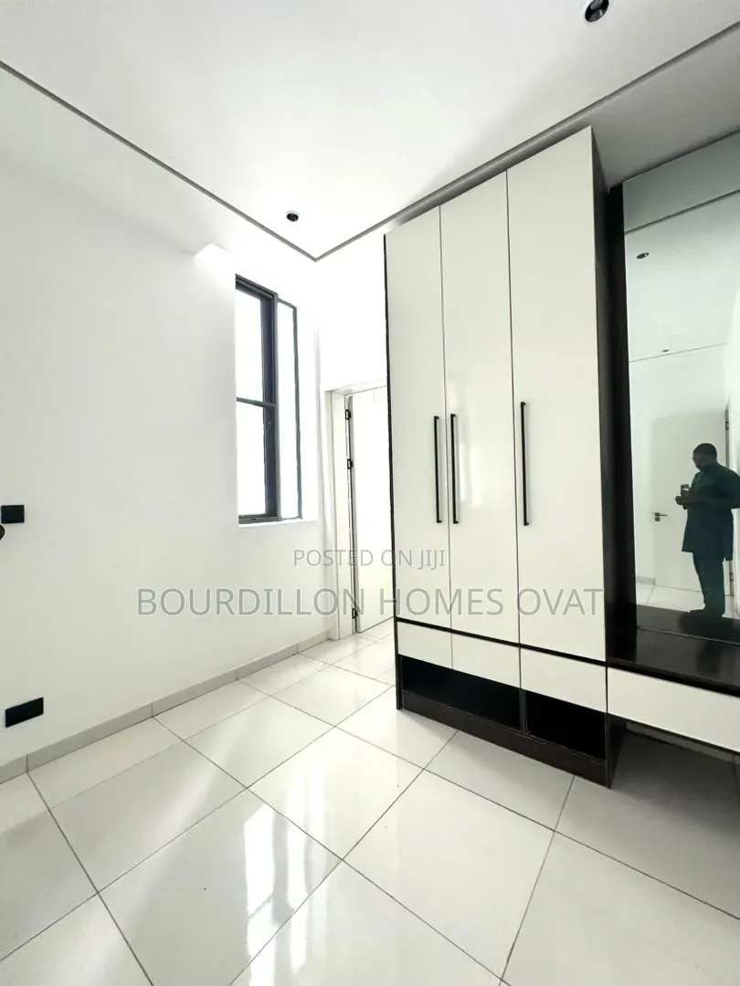 2bdrm Apartment in Lekki Phase 1 Lagos for sale