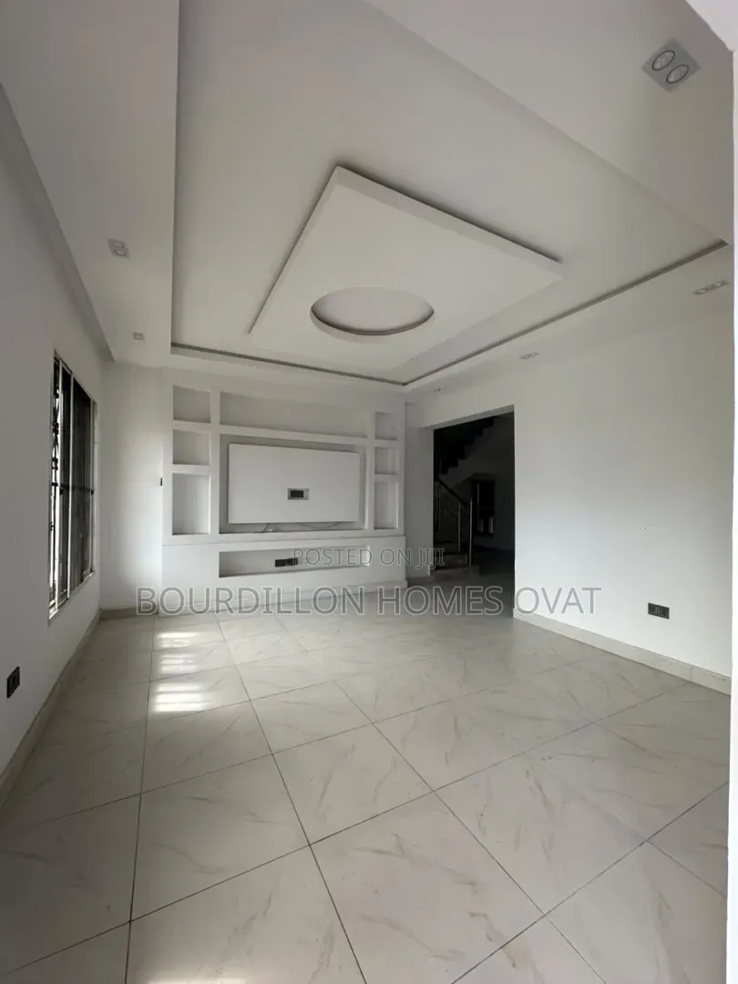 5bdrm Maisonette in Lekki Phase 1 Lagos for sale