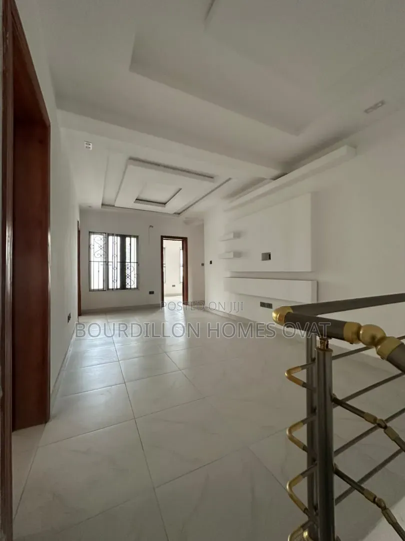 5bdrm Maisonette in Lekki Phase 1 Lagos for sale