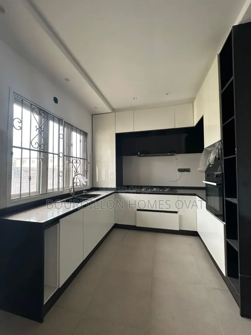 5bdrm Maisonette in Lekki Phase 1 Lagos for sale