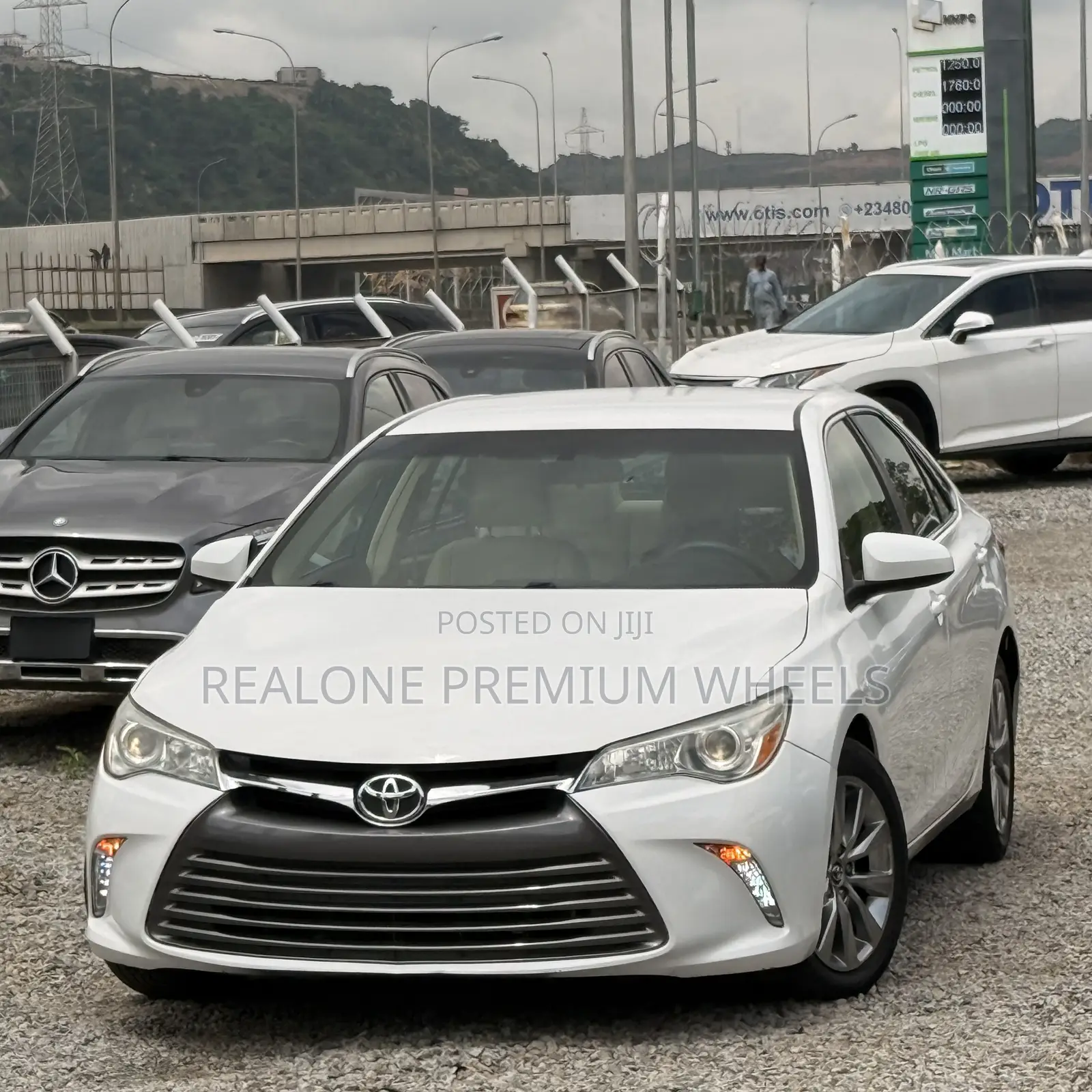 Toyota Camry XLE 4dr Sedan (2.5L 4cyl 6A) 2016 White
