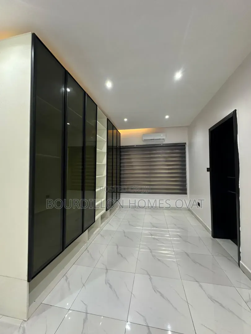 2bdrm Apartment in Lekki Phase 1 Lagos for sale