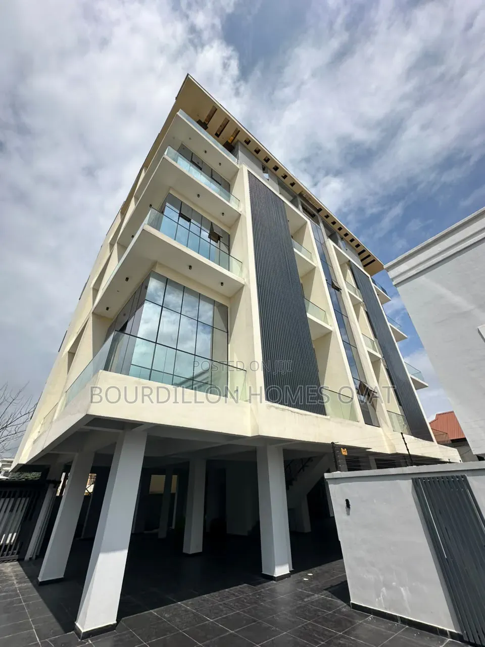 3bdrm Apartment in Lekki Phase 1 Lagos for sale