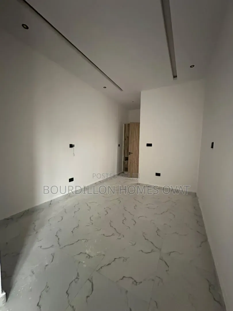 2bdrm Apartment in Lekki Phase 1 Lagos for sale