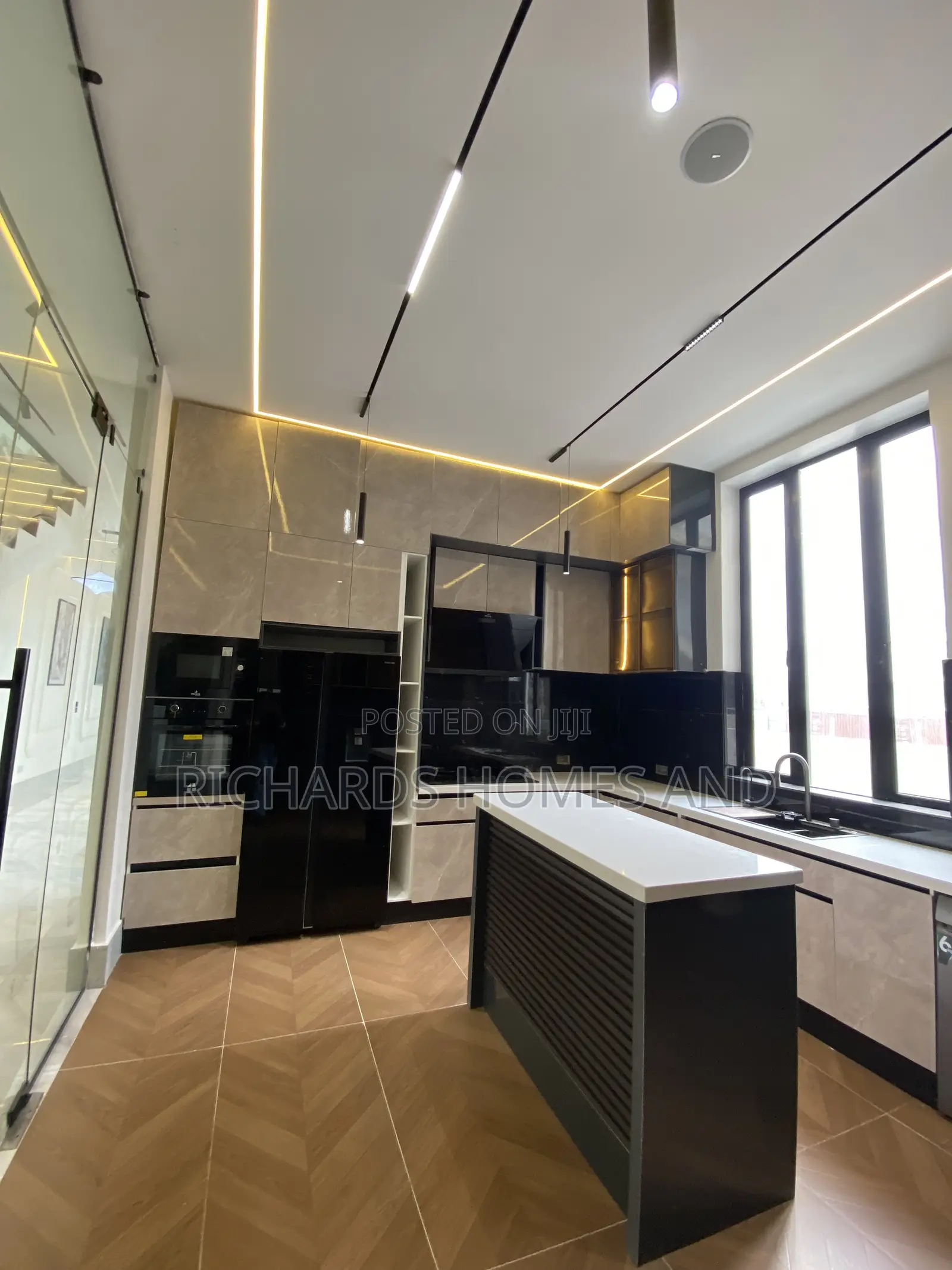 5bdrm Duplex in Lekki Phase 1 for sale