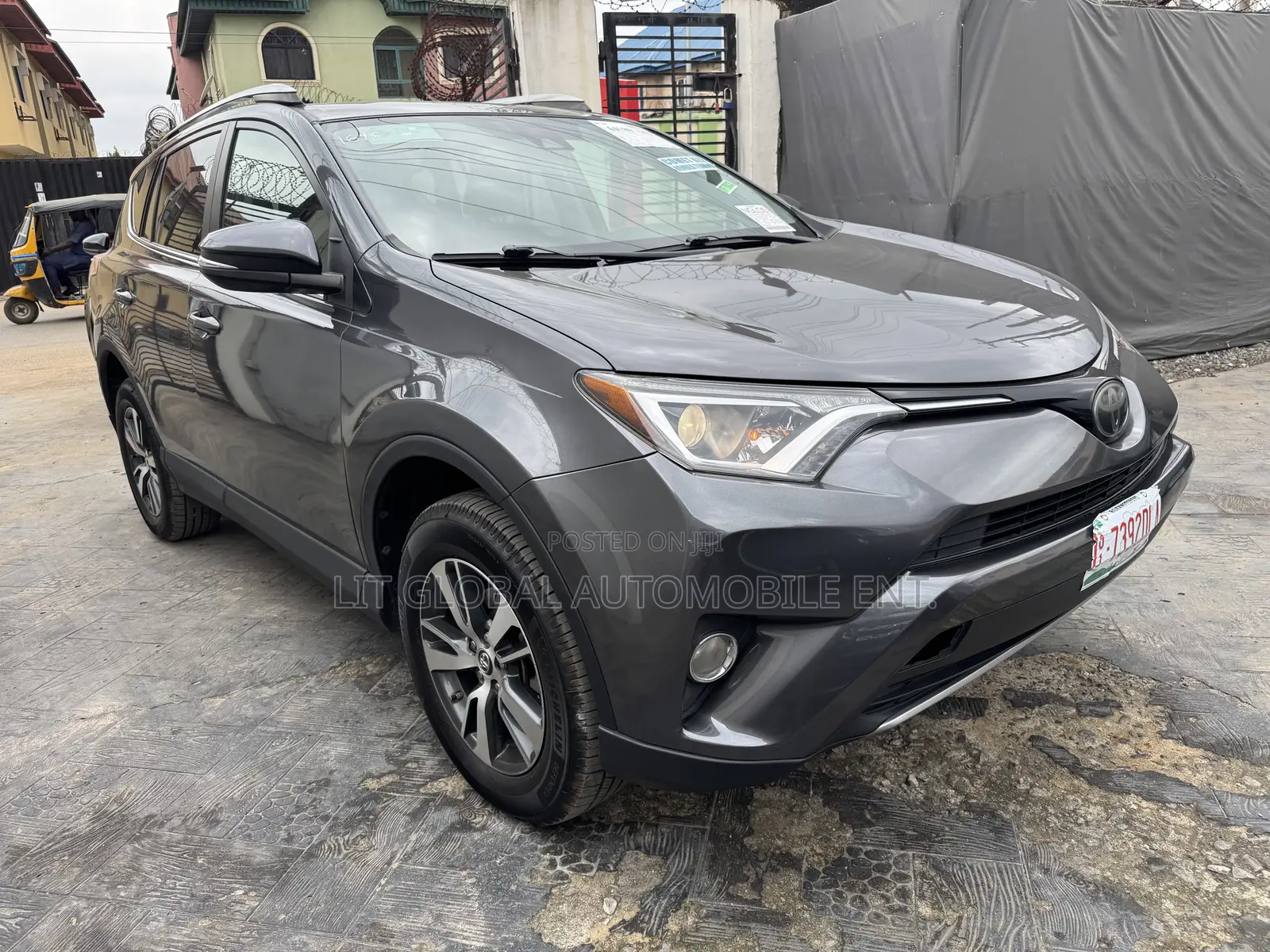 Toyota RAV4 XLE 4dr SUV (2.5L 4cyl 6A) 2018 Gray