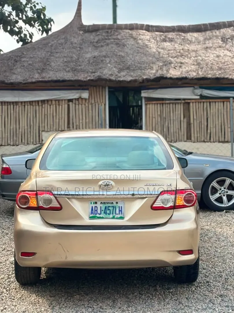 Toyota Corolla 2012 Gold