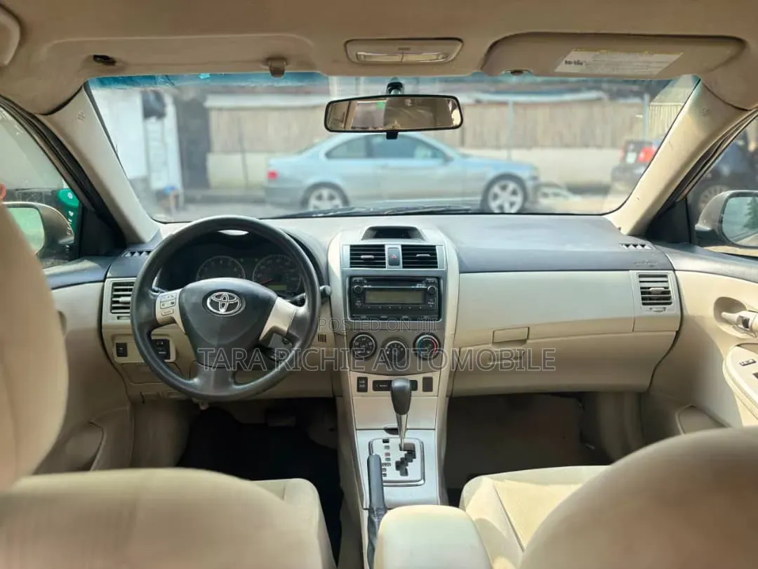 Toyota Corolla 2012 Gold