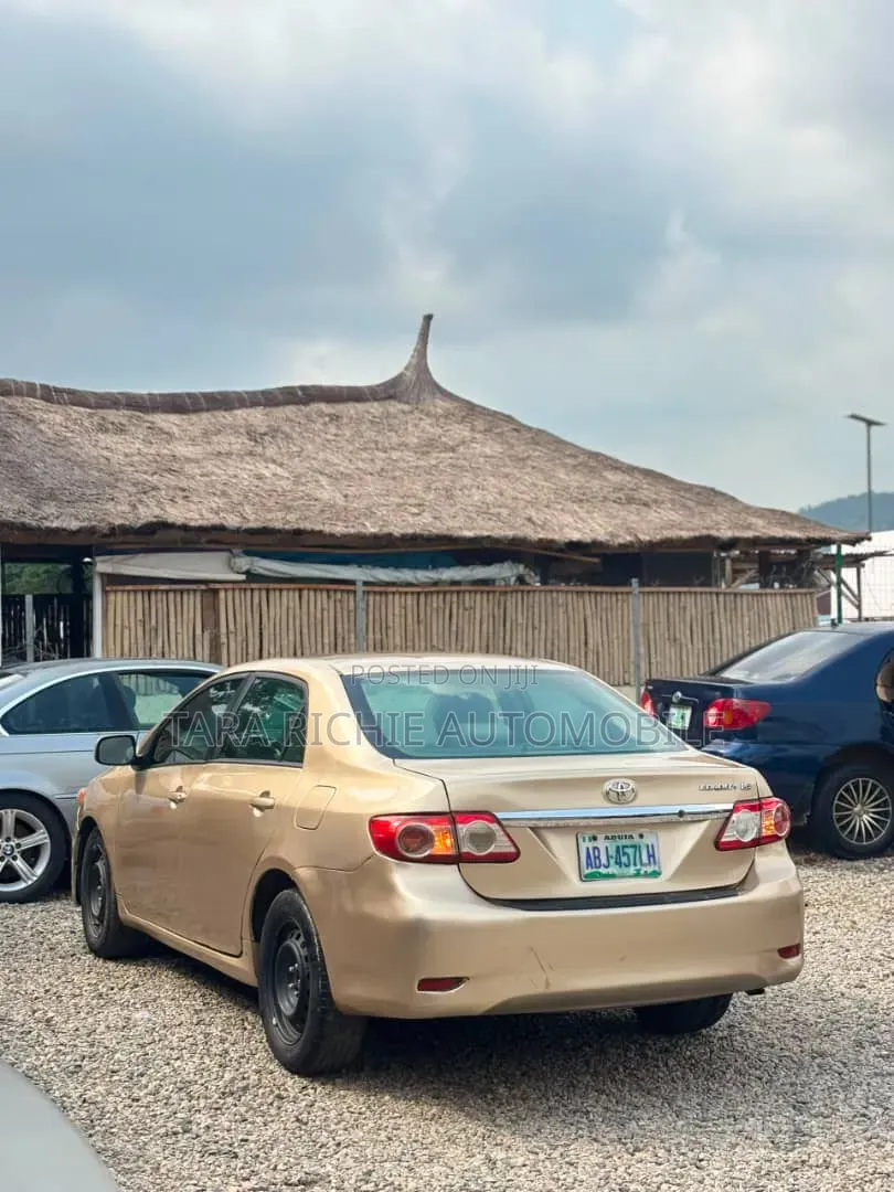 Toyota Corolla 2012 Gold