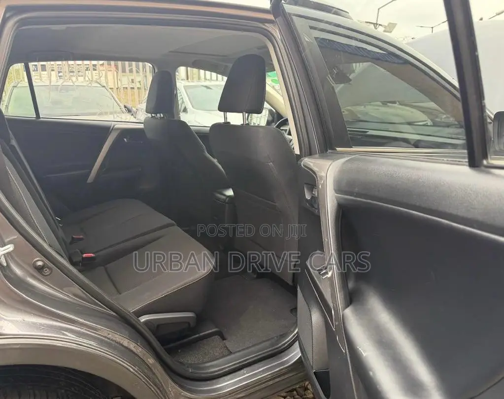Toyota RAV4 XLE 4dr SUV (2.5L 4cyl 6A) 2018 Gray