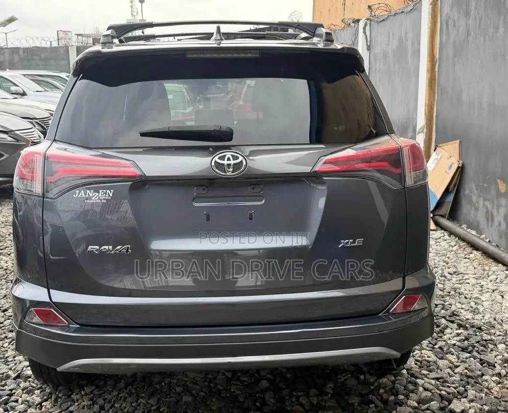 Toyota RAV4 XLE 4dr SUV (2.5L 4cyl 6A) 2018 Gray