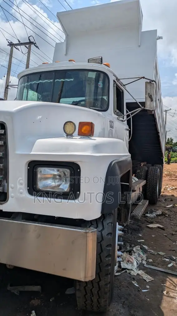 Mack RD Tipper