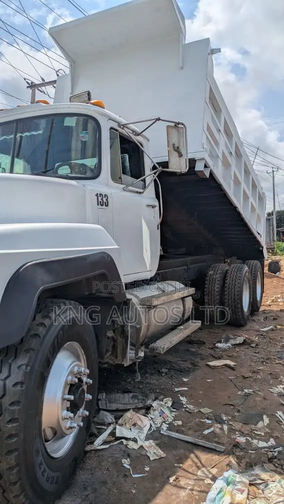 Mack RD Tipper