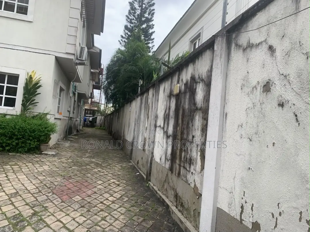 3bdrm Apartment in Lekki Phase 1 for rent