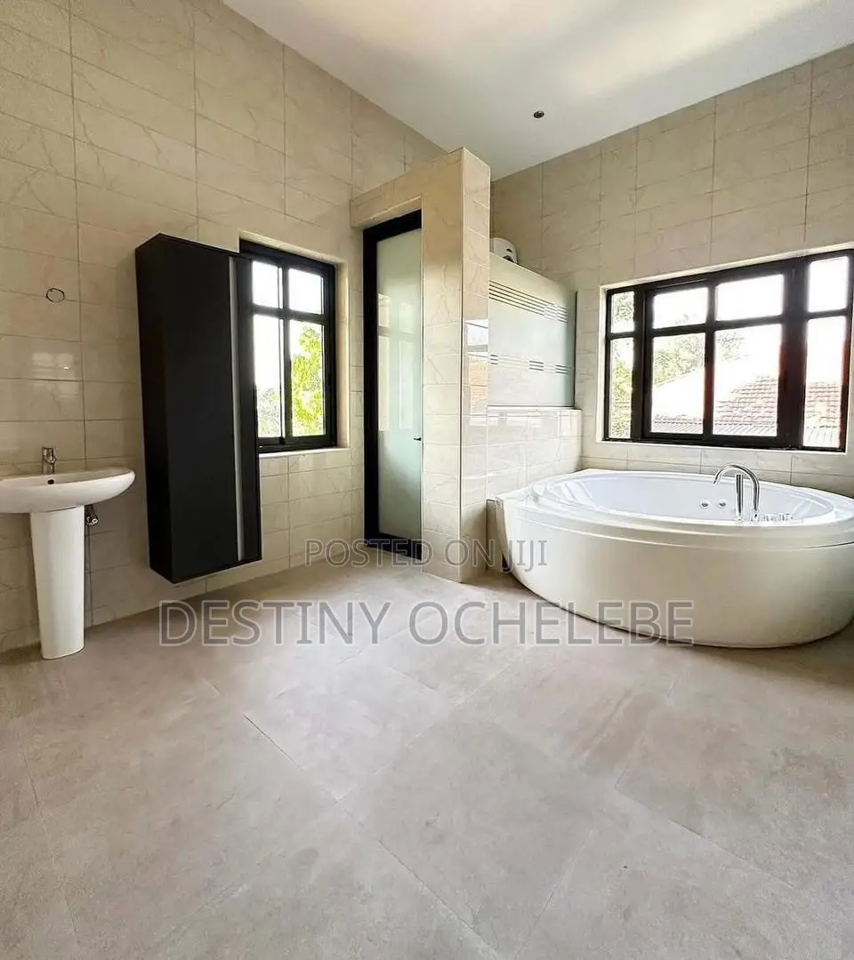 5bdrm Penthouse in Maitama for sale