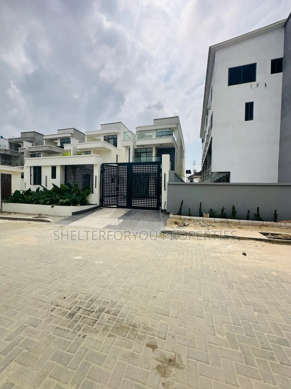 5bdrm Duplex in Lekki Phase 1 for sale