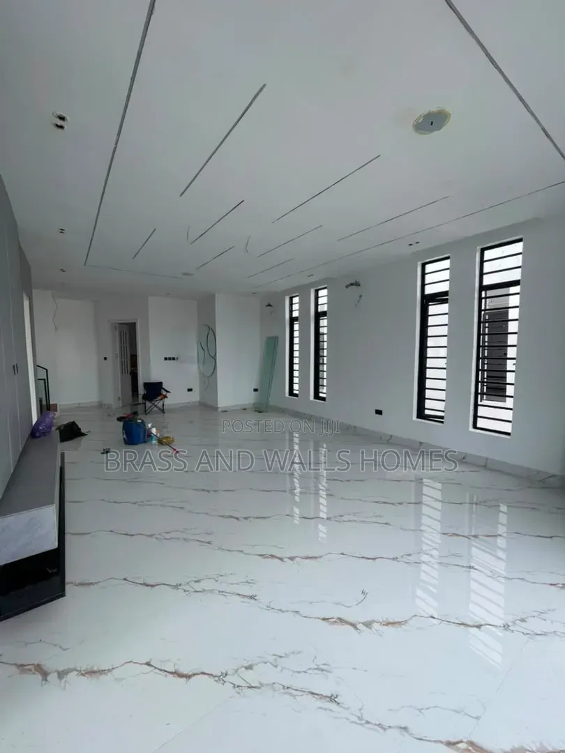 Furnished 5bdrm Duplex in Chevron for sale