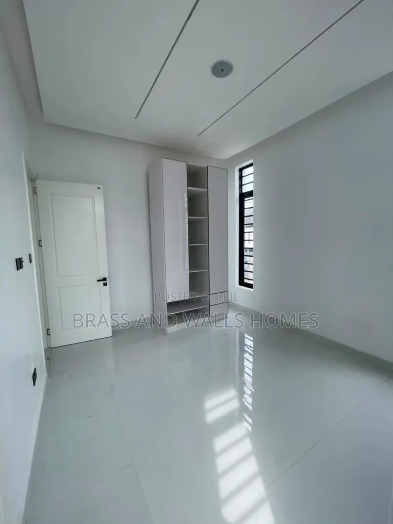Furnished 5bdrm Duplex in Chevron for sale