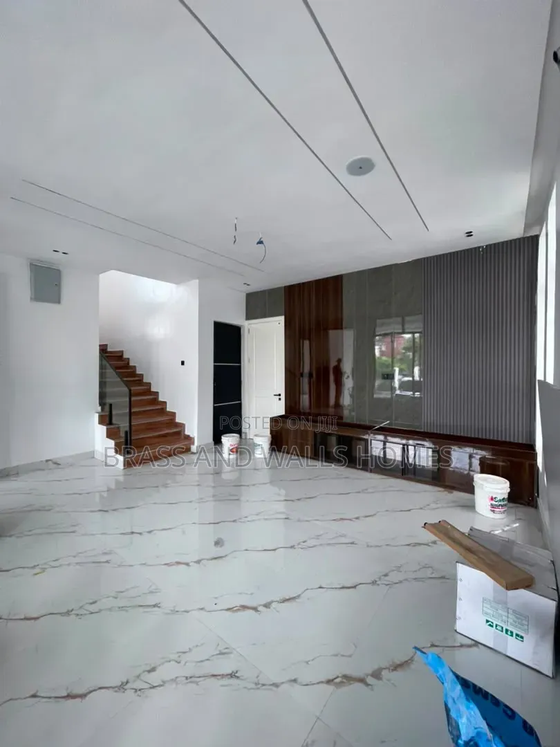 Furnished 5bdrm Duplex in Chevron for sale