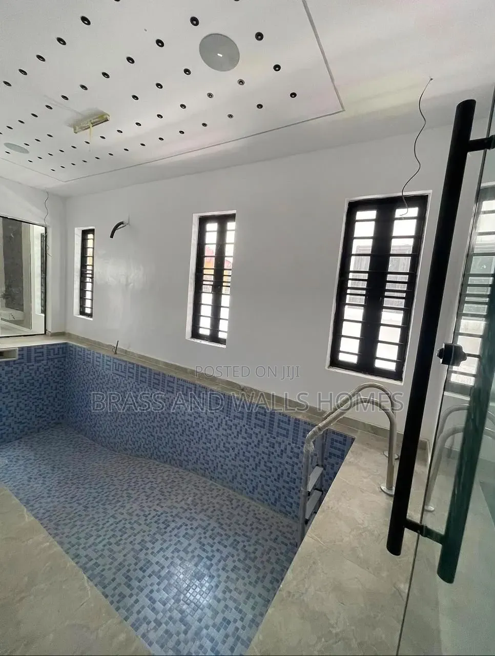 Furnished 6bdrm Duplex in Chevron for sale