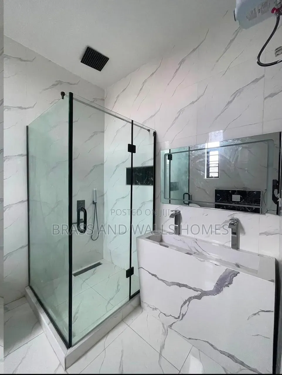 Furnished 6bdrm Duplex in Chevron for sale