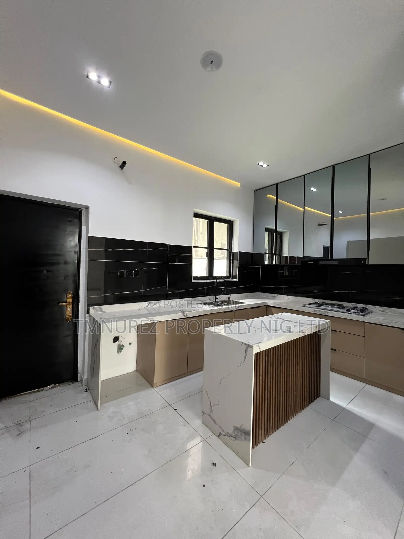 5bdrm Duplex in Chevron for rent