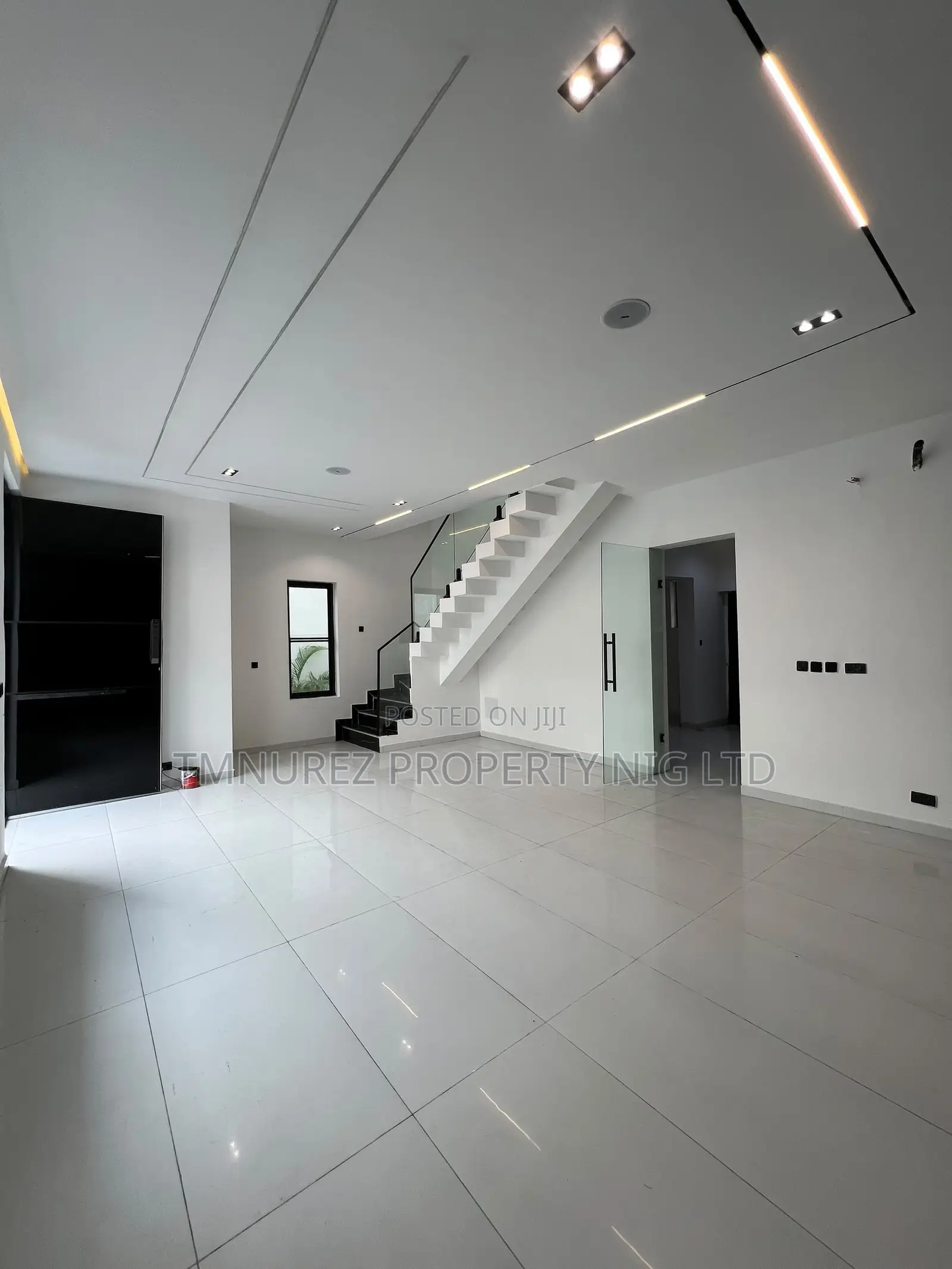 5bdrm Duplex in Chevron for rent