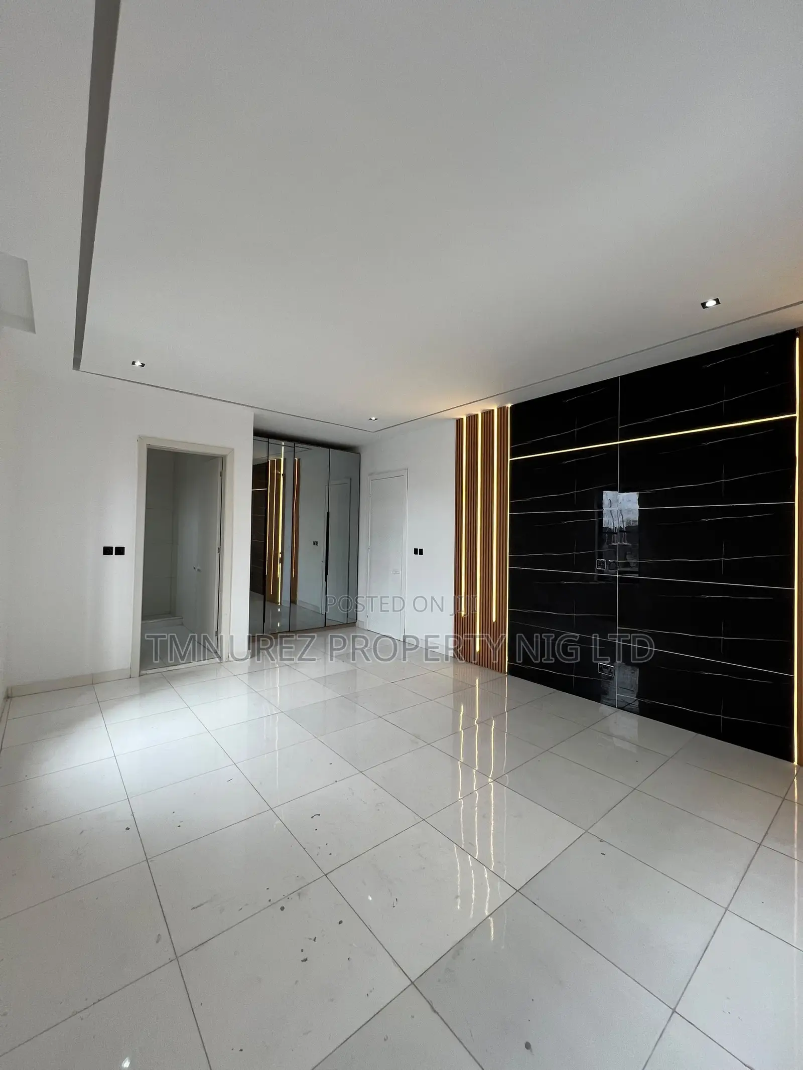 5bdrm Duplex in Chevron for rent