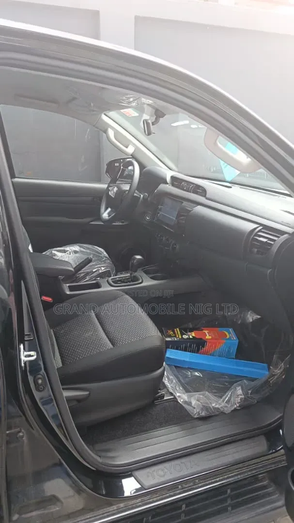 New Toyota Hilux 2025 Black