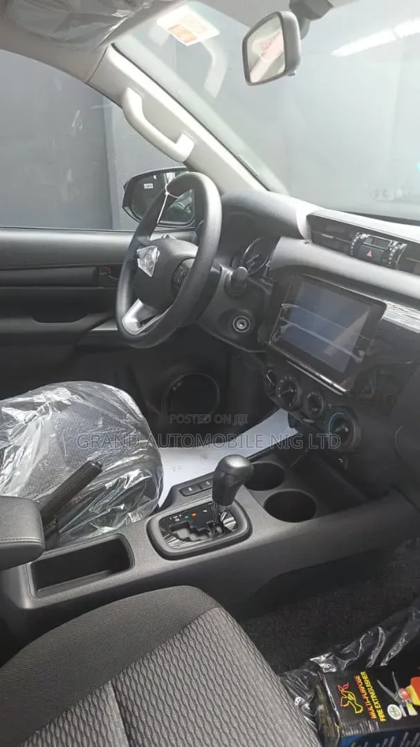 New Toyota Hilux 2025 Black