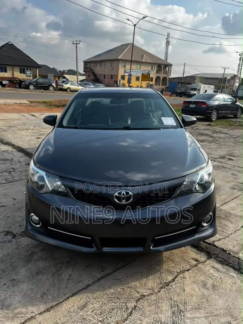 Toyota Camry SE 4dr Sedan (2.5L 4cyl 6A) 2013 Gray