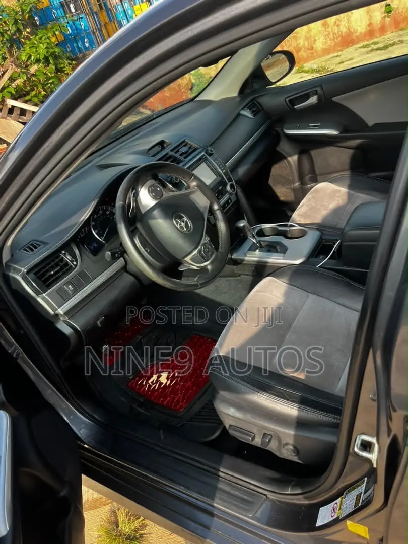 Toyota Camry SE 4dr Sedan (2.5L 4cyl 6A) 2013 Gray