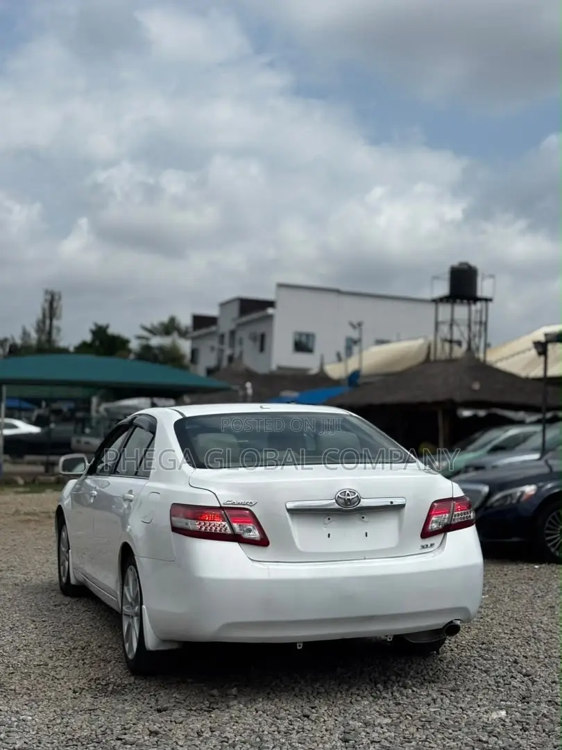 Toyota Camry XLE 4dr Sedan (2.5L 4cyl 6AM) 2010 White