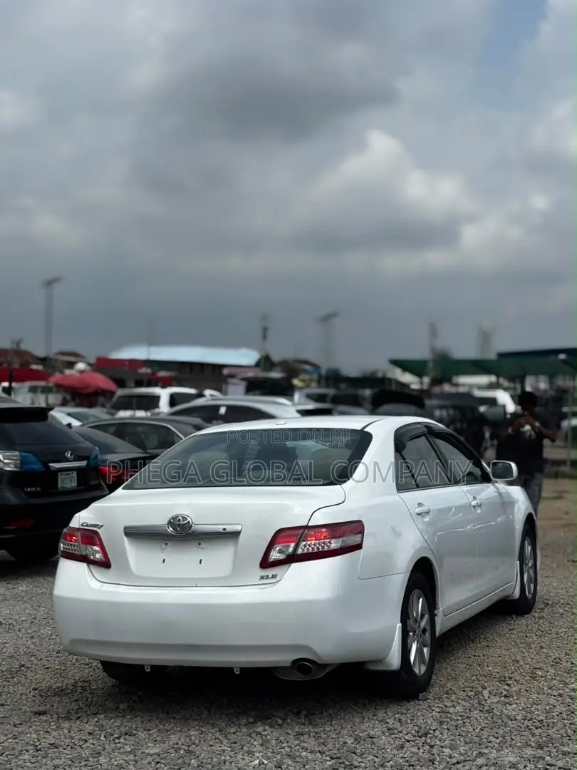 Toyota Camry XLE 4dr Sedan (2.5L 4cyl 6AM) 2010 White