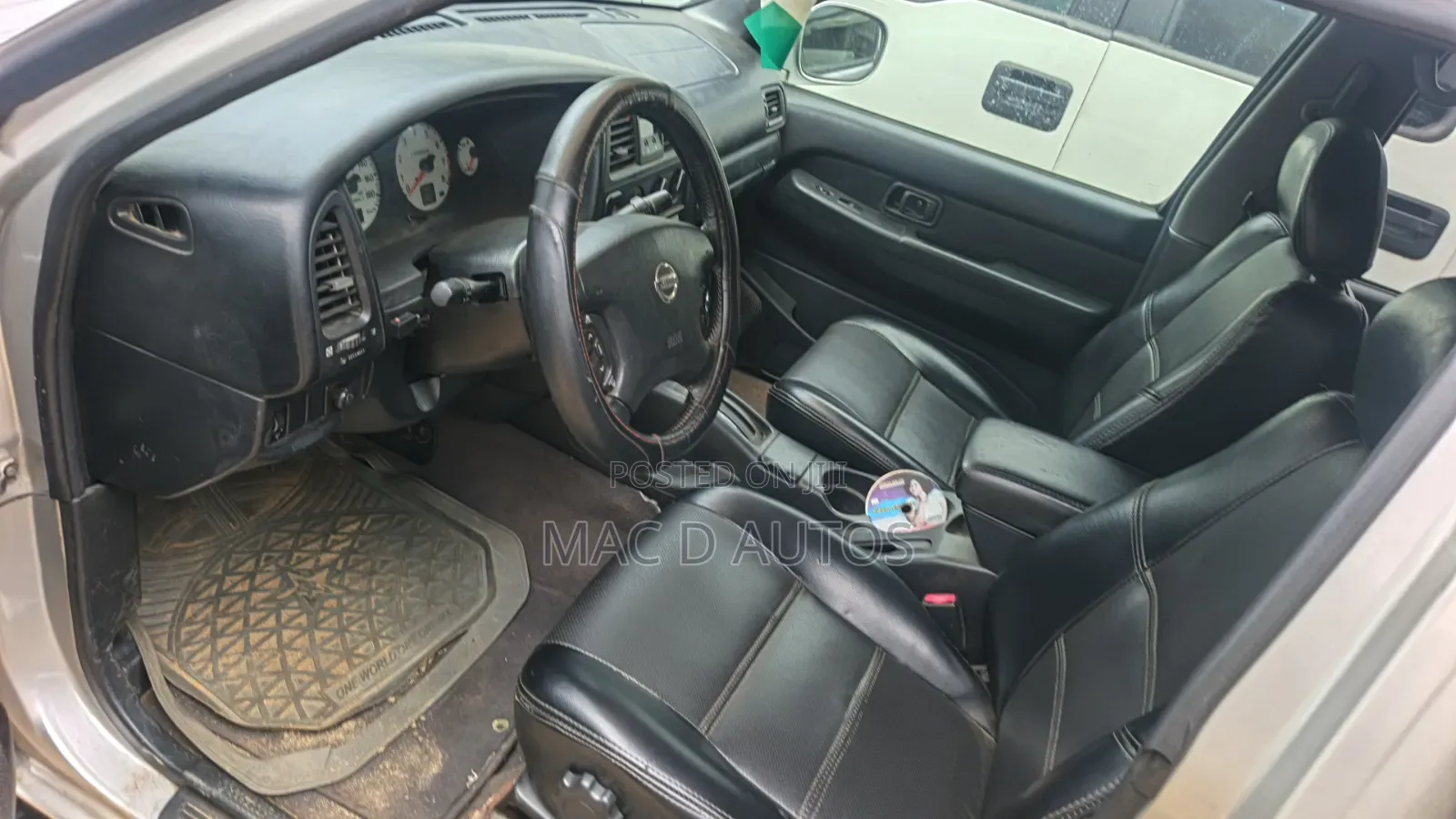 Nissan Pathfinder 2002 Silver