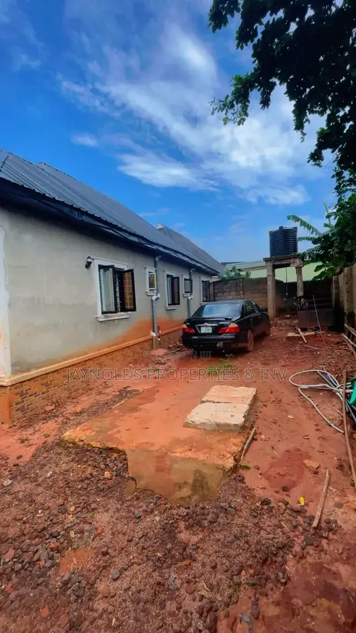 3bdrm Bungalow in Oshimili South for sale